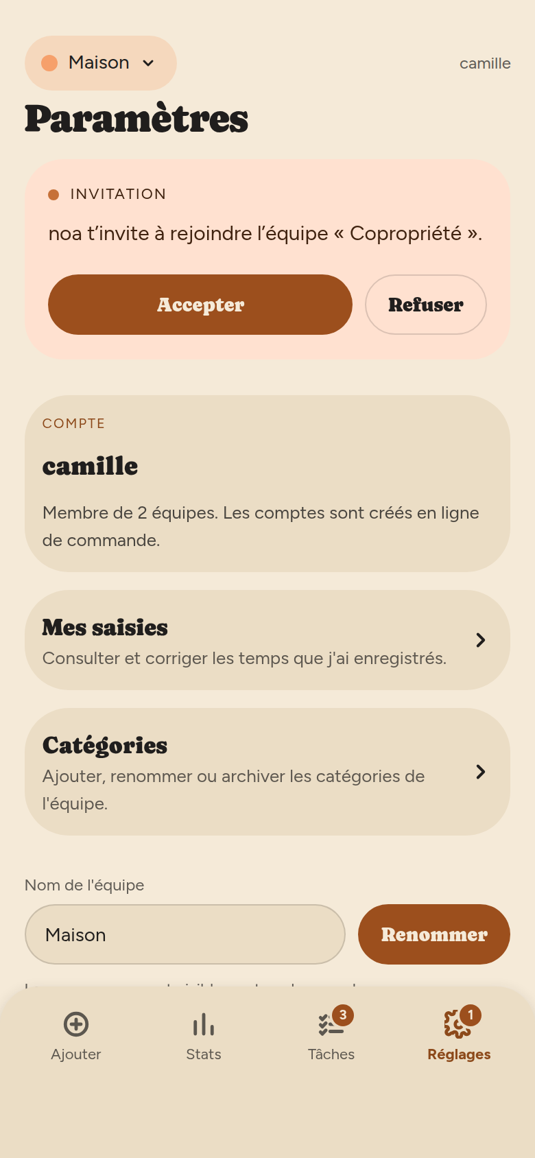 Écran Paramètres : carte d'invitation reçue avec Accepter et Refuser, carte Compte, raccourcis Mes saisies et Catégories, champ de renommage de l'équipe.